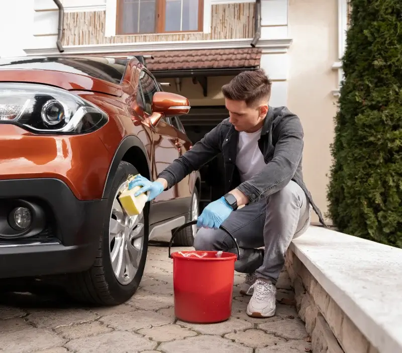 Lavage auto à domicile Sury-en-Vaux : professionnel intervenant sur un véhicule